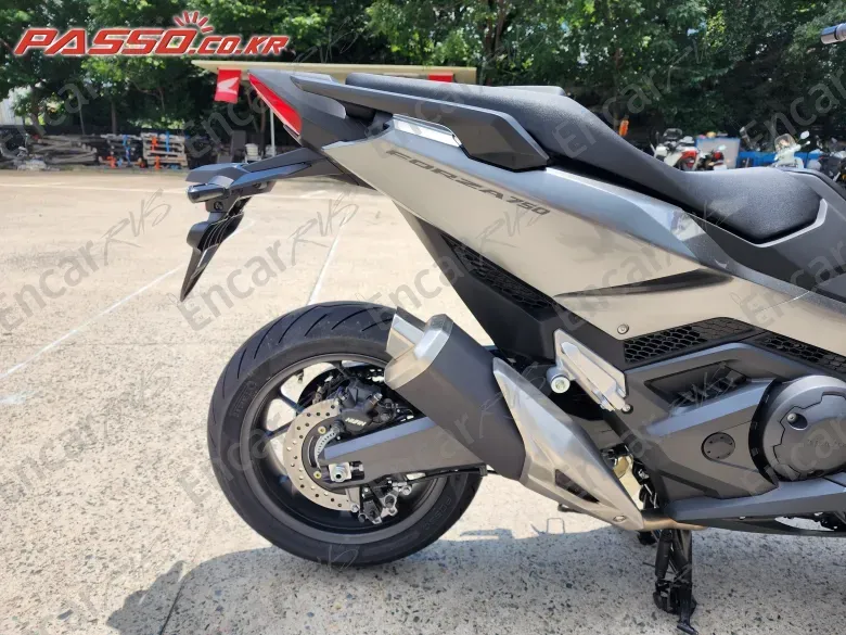 HONDA FORZA 750 - фото 6