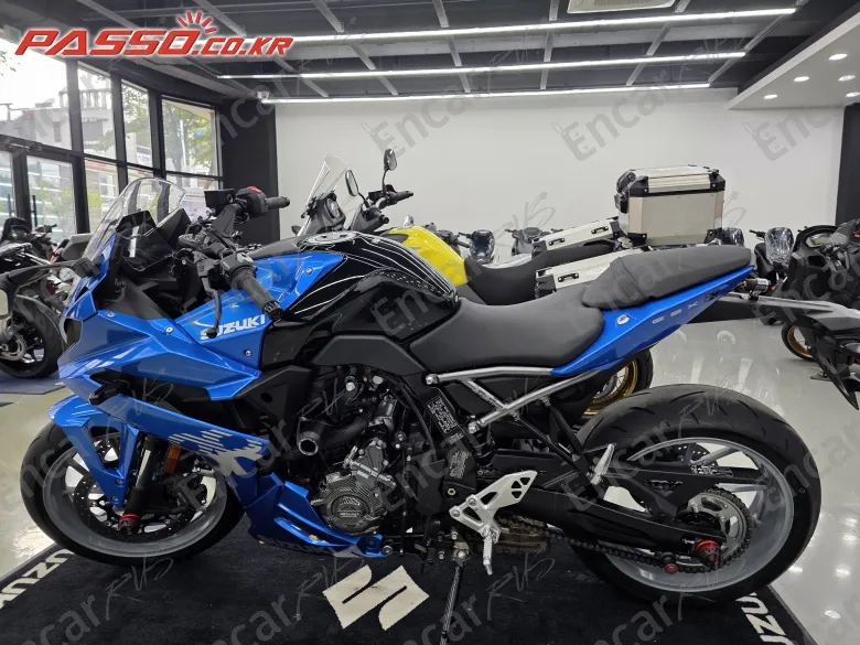 SUZUKI GSX 8 R - фото 1
