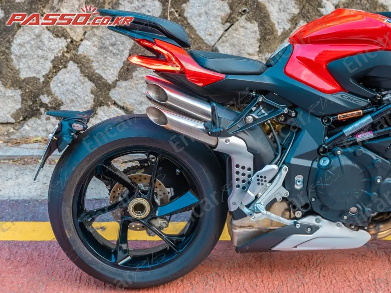 MV AGUSTA BRUTALE 1000 RS - фото 6