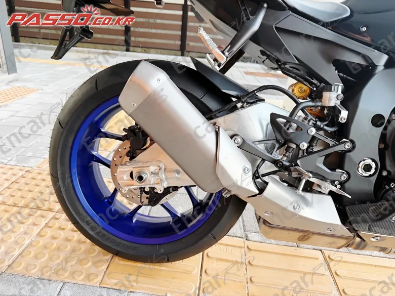 YAMAHA YZF R1 M - фото 6