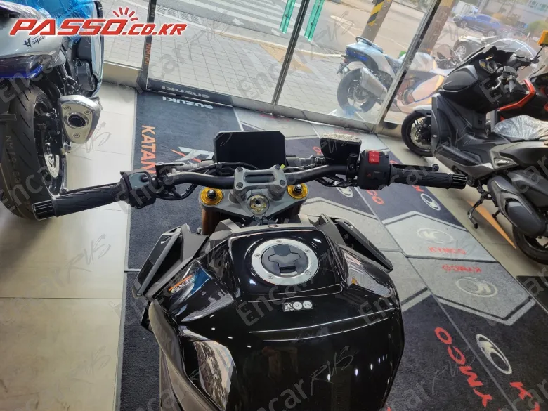 SUZUKI GSX S 1000 - фото 3