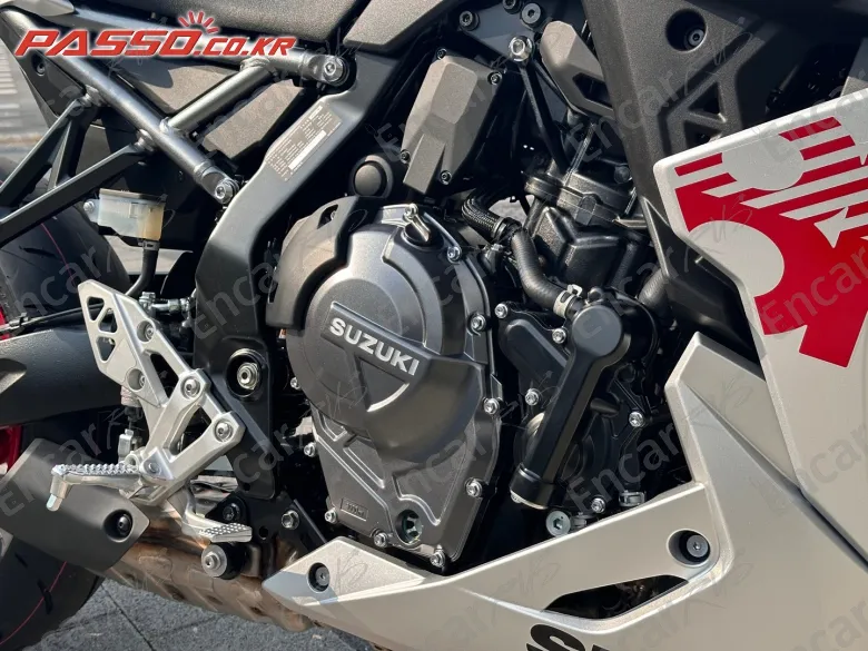 SUZUKI GSX 8 R - фото 4