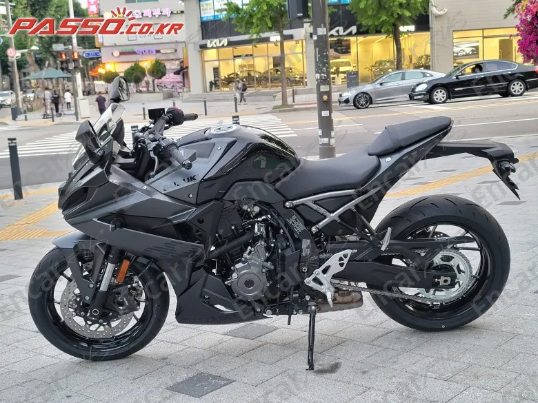 SUZUKI GSX 8 R - фото 1