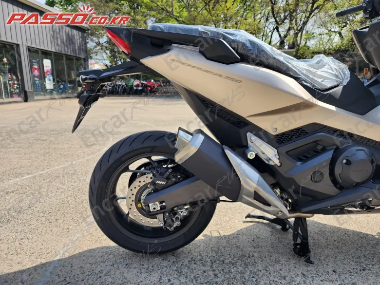HONDA FORZA 750 - фото 6
