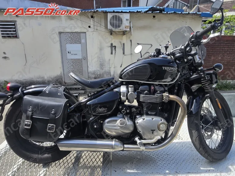 TRIUMPH BONNEVILLE BOBBER BLACK - фото 0