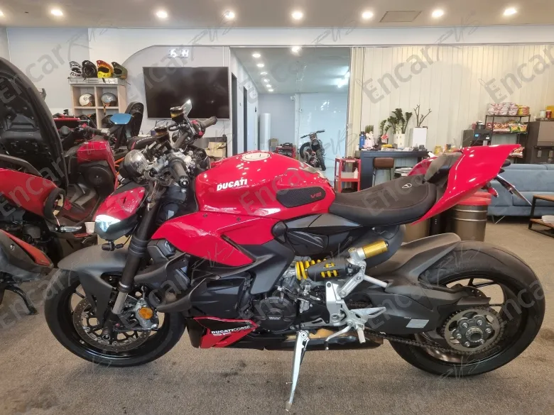Ducati Streetfighter V2 - фото 1
