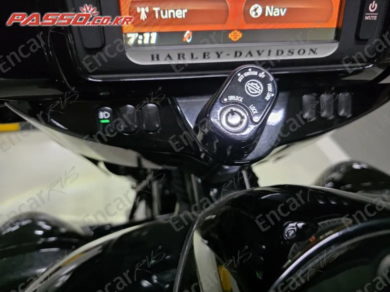 HARLEY-DAVIDSON FLHXS STREET GLIDE SPECIAL - фото 3