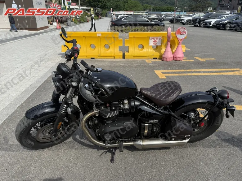 Triumph Bonneville Bobber - фото 1