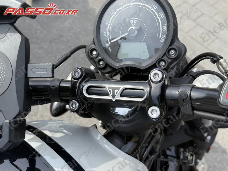 Triumph Bonneville Bobber - фото 3