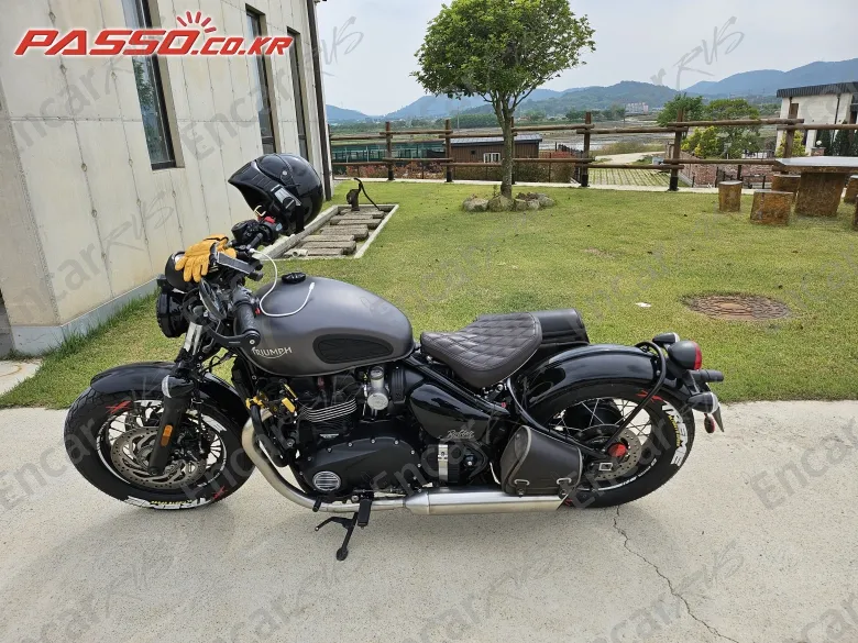 TRIUMPH BONNEVILLE BOBBER - фото 1