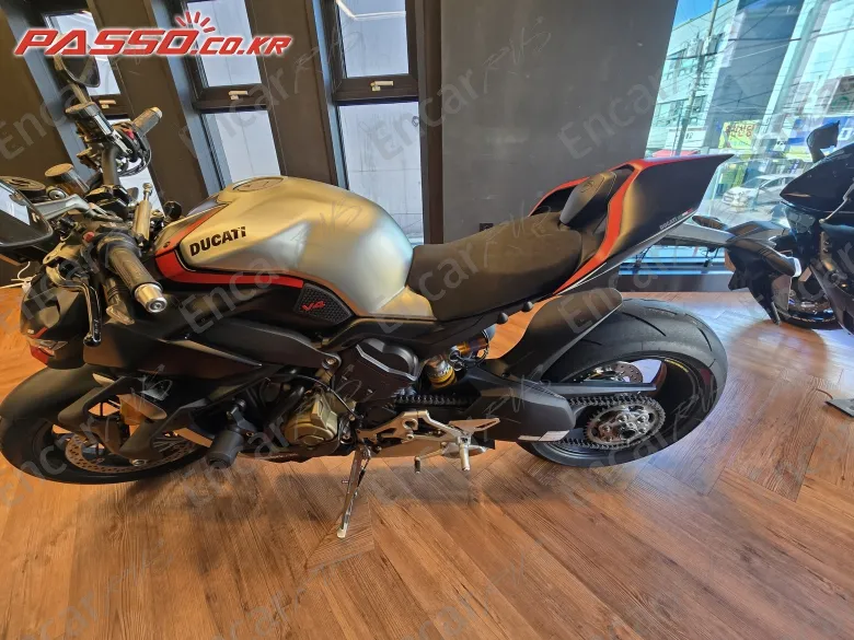 Ducati Streetfighter V4 S - фото 1