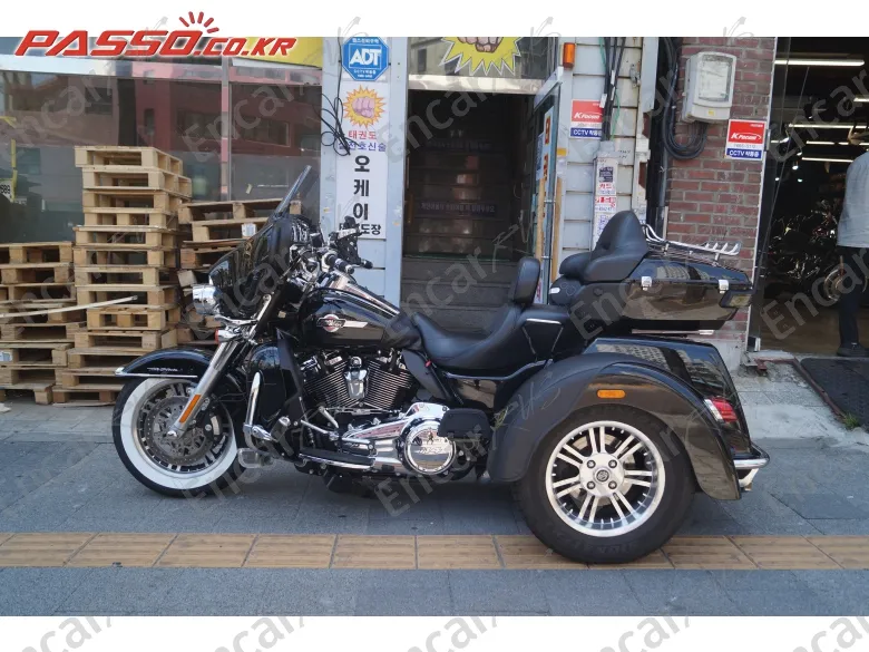 HARLEY-DAVIDSON FLHTCUTG TRI GLIDE ULTRA CLASSIC - фото 1