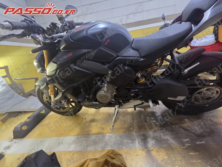 Ducati Streetfighter V4 S - фото 1