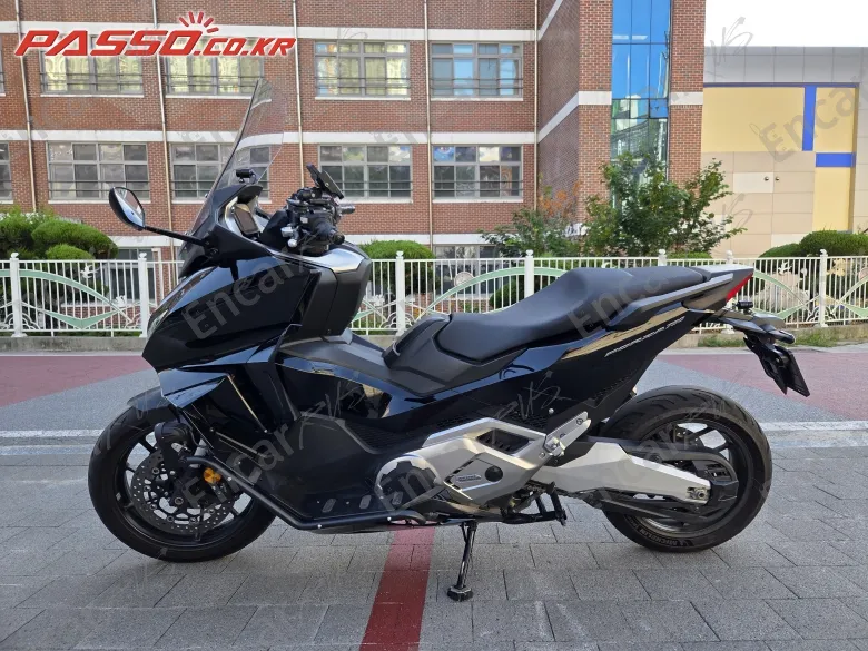 Honda Forza 750 - фото 1