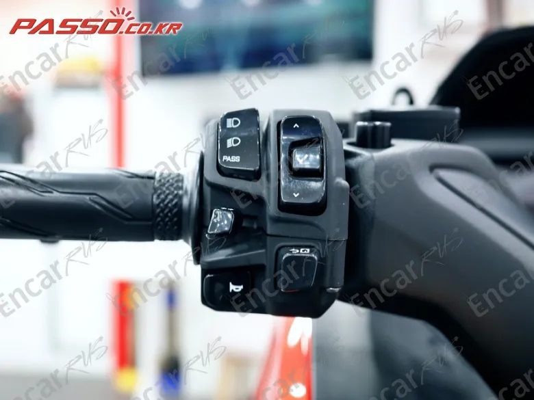 YAMAHA X MAX 300 ABS - фото 3