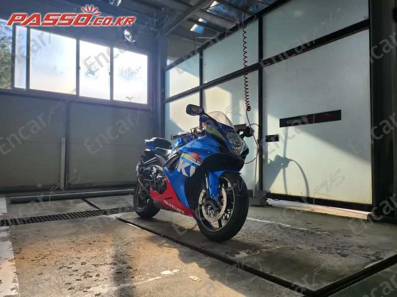 Suzuki GSX R 600 - фото 0