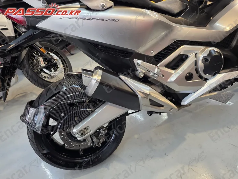 Honda Forza 750 - фото 6