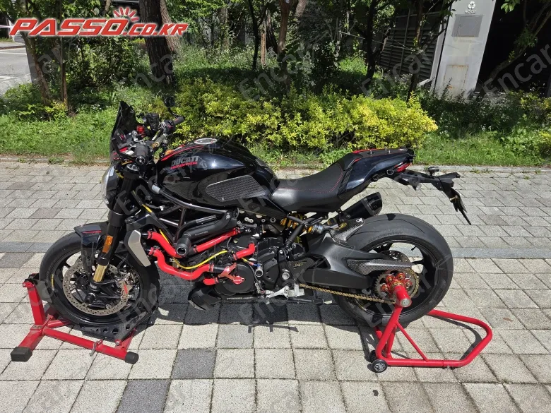 Ducati Monster 1200 R - фото 1
