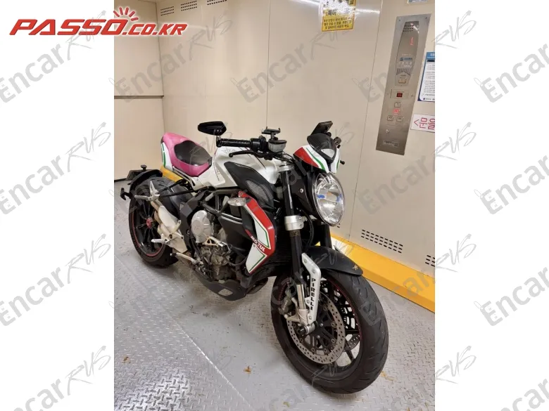MV Agusta Brutale 800 Dragster - фото 1