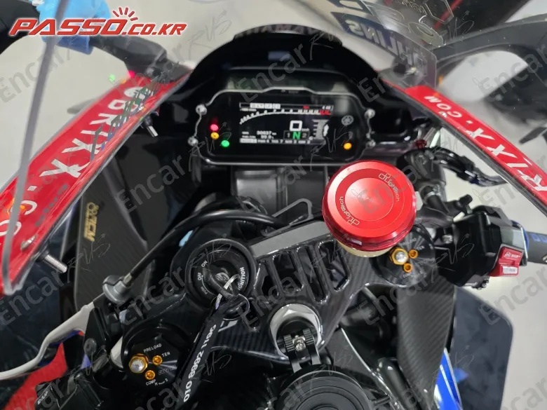 Yamaha Yzf R1 - фото 3