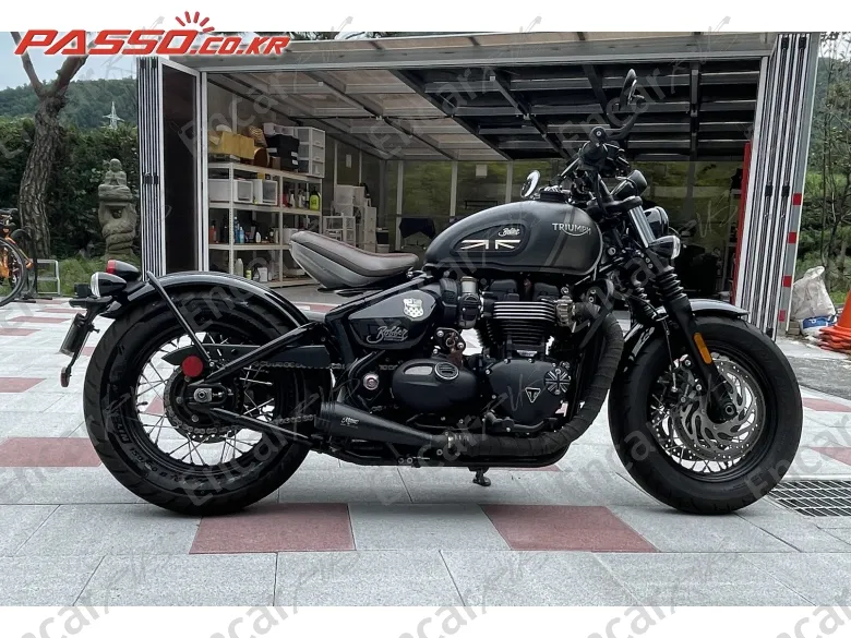 TRIUMPH BONNEVILLE BOBBER - фото 0
