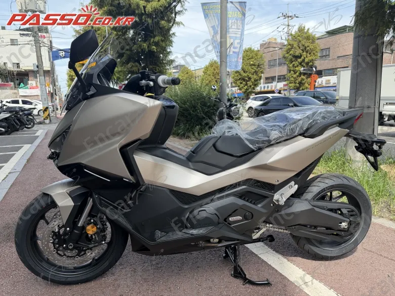 Honda Forza 750 - фото 1