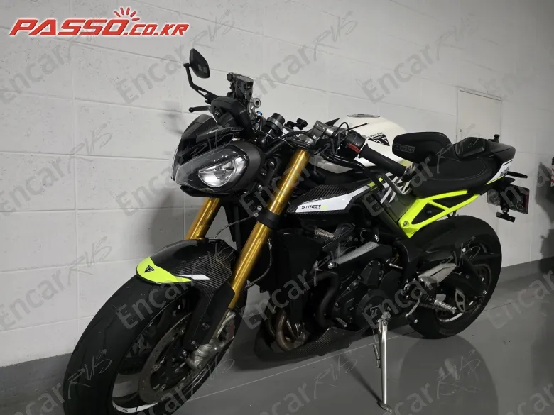 TRIUMPH STREET TRIPLE 765 MOTO2™ EDITION - фото 1