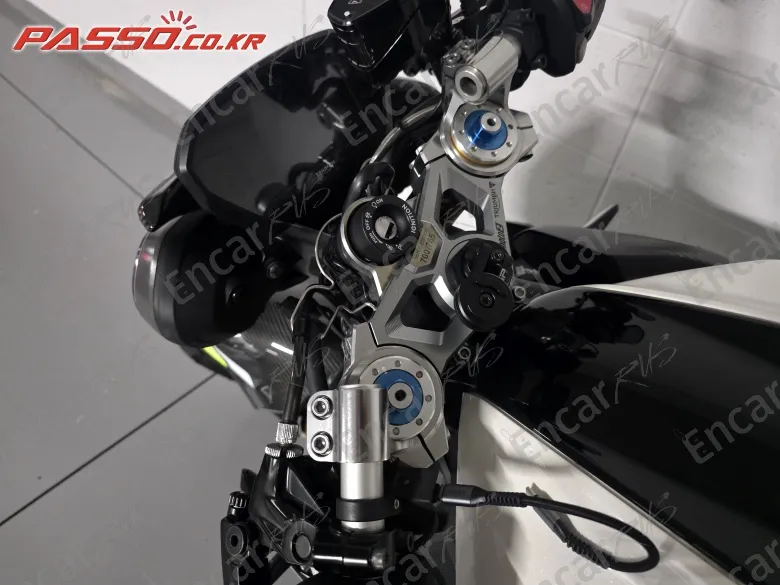 TRIUMPH STREET TRIPLE 765 MOTO2™ EDITION - фото 3