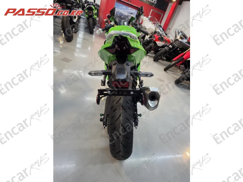 KAWASAKI NINJA ZX 4 RR - фото 2