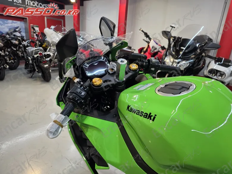 KAWASAKI NINJA ZX 4 RR - фото 3