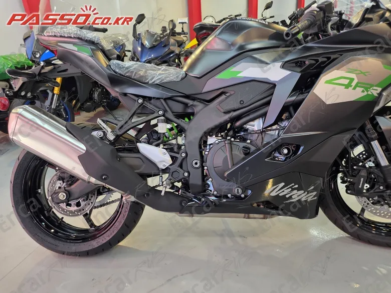 KAWASAKI NINJA ZX 4 RR - фото 6