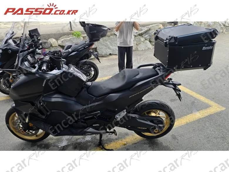 Honda Forza 750 - фото 1