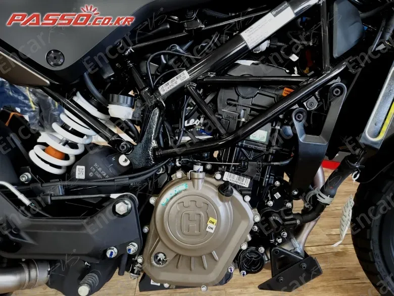 HUSQVARNA SVARTPILEN 125 - фото 3